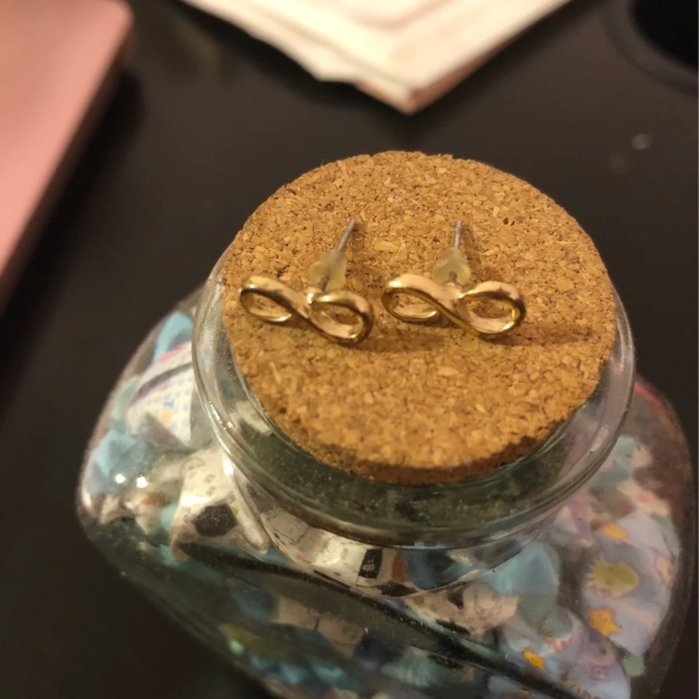 Infinity sign stud earring